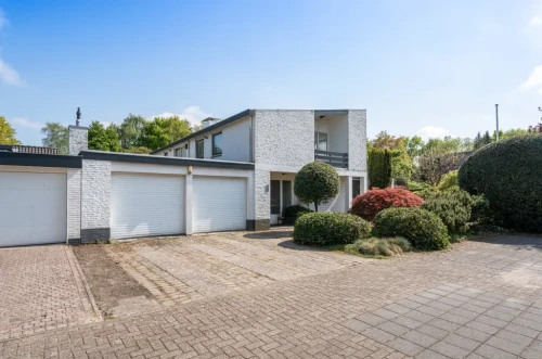 Ruime woning met heerlijke tuin.