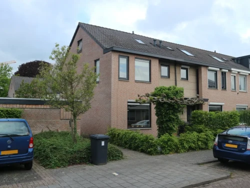 Ruime hoekwoning met heerlijke tuin.