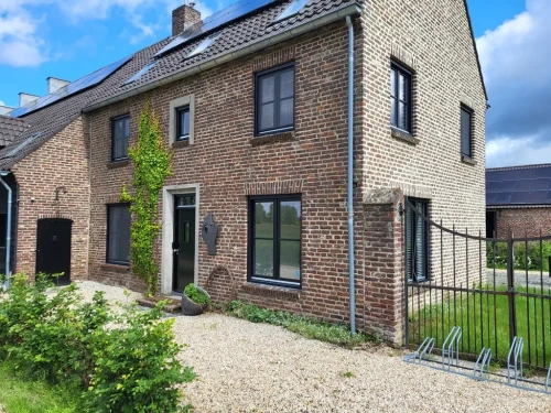 Halfvrijstaand woonhuis
