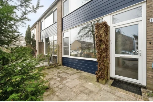 Ruime eengezinswoning met tuin nabij winkelcentrum en recreatiegebied!