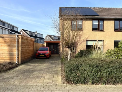 Ideaal ter overbrugging! Gemeubileerde twee-onder-een-kap woning in rustige wijk!